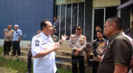 Bupati Muaro Jambi Bambang Bayu Suseno meninjau Gedung Cold Storage di Desa Kemingking Dalam