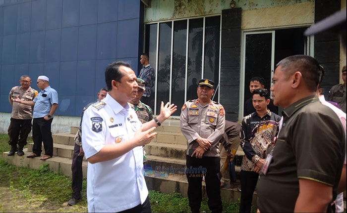 Bupati Muaro Jambi Bambang Bayu Suseno meninjau Gedung Cold Storage di Desa Kemingking Dalam