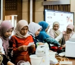 Buka Lapangan Kerja di Kerinci, Sandiaga Uno Beri Pelatihan 95 IRT Buka Usaha Kue Kering