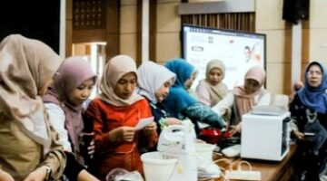 Buka Lapangan Kerja di Kerinci, Sandiaga Uno Beri Pelatihan 95 IRT Buka Usaha Kue Kering