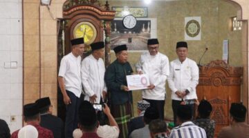 Walikota Alfin Berikan Bantuan untuk Pembangunan Masjid Madiatul Islamiah Di Desa Sumur Anyir