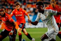 Vinicius Junior berebut bola dengan Valentin Rosier dalam laga Liga Spanyol antara Osasuna vs Real Madrid di Estadio El Sadar, 22 Februari 2026. (AP Photo/Miguel Oses)
