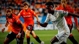 Vinicius Junior berebut bola dengan Valentin Rosier dalam laga Liga Spanyol antara Osasuna vs Real Madrid di Estadio El Sadar, 22 Februari 2026. (AP Photo/Miguel Oses)