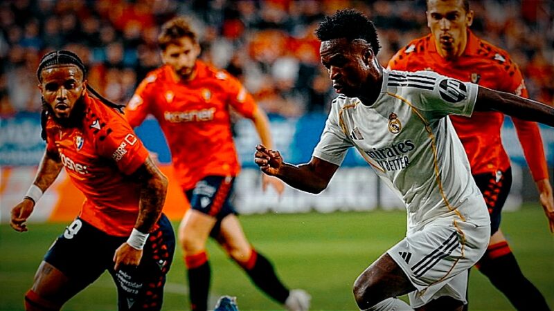 Vinicius Junior berebut bola dengan Valentin Rosier dalam laga Liga Spanyol antara Osasuna vs Real Madrid di Estadio El Sadar, 22 Februari 2026. (AP Photo/Miguel Oses)
