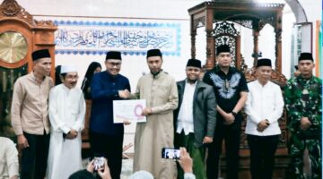 Safari Ramadan Perdana, Wako Alfin Salurkan CSR Rp10 Juta untuk Masjid Baiturrahman