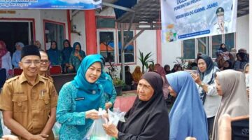 Ketua TP PKK Kota Sungai Penuh Kunjungi Pasar Murah