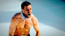 Benjamin Karl melepas bajunya untuk merayakan setelah memenangkan medali emas