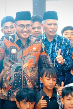 Wako Alfin Serahkan Santunan untuk 350 Anak Yatim di Masjid Baiturrahman
