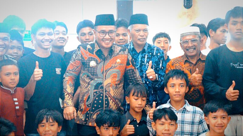 Poto Walikota sungai Penuh Alfin dan wakil walikota Azhar Hamzah bersama anak yatim piatu