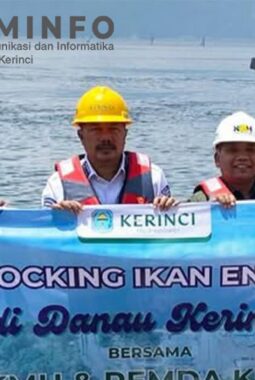 Bupati Monadi Bersama PT KMH Restocking Ikan Endemik di Danau Kerinci