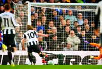 Penyerang Newcastle United, Anthony Gordon, membobol gawang Chelsea (AFP/Glyn Kirk)