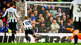Penyerang Newcastle United, Anthony Gordon, membobol gawang Chelsea (AFP/Glyn Kirk)