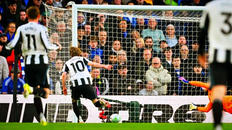 Penyerang Newcastle United, Anthony Gordon, membobol gawang Chelsea (AFP/Glyn Kirk)