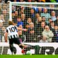 Penyerang Newcastle United, Anthony Gordon, membobol gawang Chelsea (AFP/Glyn Kirk)