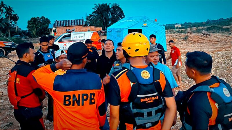 Pencarian Korban Perahu terbalik di Sungai Limun Sarolangun Jambi