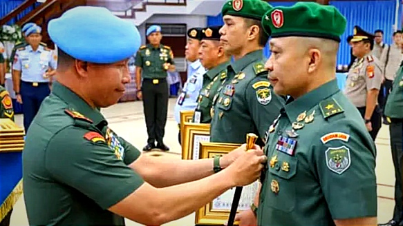 63 Personel TNI-Polri Terima Brevet Kehormatan Setia Waspada dari Danpaspampres
