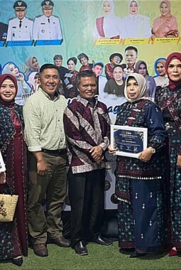 Diskominfo Sungai Penuh Tampil Memukau di Ajang Fashion Show, Kebaya Jadi Sorotan