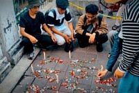 Sejumlah Warga melakukan tabur bunga di Stasiun Bekasi Timur, Kota Bekasi, Selasa (28/4/2026). (Isal Mawardi/detikcom)