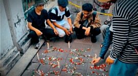 Sejumlah Warga melakukan tabur bunga di Stasiun Bekasi Timur, Kota Bekasi, Selasa (28/4/2026). (Isal Mawardi/detikcom)
