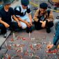 Sejumlah Warga melakukan tabur bunga di Stasiun Bekasi Timur, Kota Bekasi, Selasa (28/4/2026). (Isal Mawardi/detikcom)
