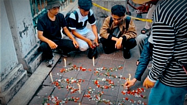 Sejumlah Warga melakukan tabur bunga di Stasiun Bekasi Timur, Kota Bekasi, Selasa (28/4/2026). (Isal Mawardi/detikcom)