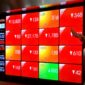 Monitor menampilkan saham