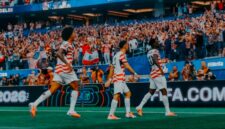 Selebrasi pemain Amerika Serikat ketika Balogun menciptakan gol ketiga di laga pembuka grup D Piala Dunia menghadapi Paraguay. (Foto: Instagram @usmnt)