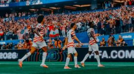 Selebrasi pemain Amerika Serikat ketika Balogun menciptakan gol ketiga di laga pembuka grup D Piala Dunia menghadapi Paraguay. (Foto: Instagram @usmnt)