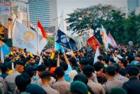 Massa unjuk rasa tertahan di depan Gedung Thamrin Nine untuk berupaya masuk ke Bundaran HI melakukan unjuk rasa, Jumat (12/6/2026)