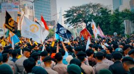 Massa unjuk rasa tertahan di depan Gedung Thamrin Nine untuk berupaya masuk ke Bundaran HI melakukan unjuk rasa, Jumat (12/6/2026)