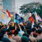 Massa unjuk rasa tertahan di depan Gedung Thamrin Nine untuk berupaya masuk ke Bundaran HI melakukan unjuk rasa, Jumat (12/6/2026)