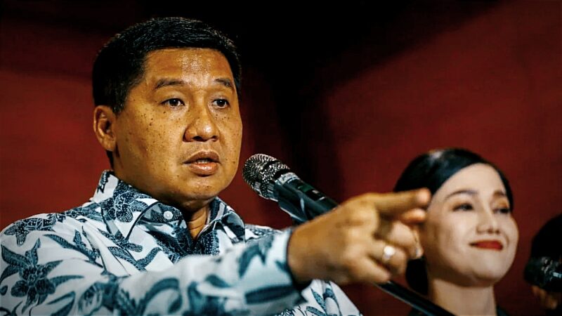 Menteri Perumahan dan Kawasan Permukiman (PKP) Maruarar Sirait (kiri) dan Ketua Dewan Komisioner OJK Friderica Widyasari Dewi