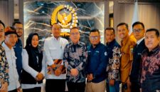 Poto bersama 5 Forum PPPK & PPPK Paruh Waktu bertemu Mensesneg Prasetyo Hadi dan Wakil Ketua DPR RI Sufmi Dasco (dokumentasi PPWI for JPNN)