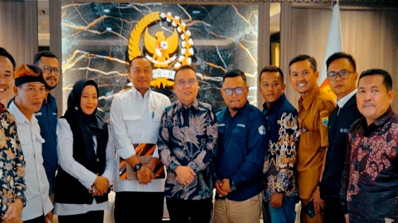 Poto bersama 5 Forum PPPK & PPPK Paruh Waktu bertemu Mensesneg Prasetyo Hadi dan Wakil Ketua DPR RI Sufmi Dasco (dokumentasi PPWI for JPNN)