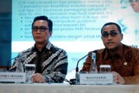 Kepala Eksekutif Pengawas Pasar Modal, Keuangan Derivatif, dan Bursa Karbon OJK Hasan Fawzi (kanan) bersama Direktur Utama Bursa Efek Indonesia Jeffrey Hendrik