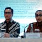 Kepala Eksekutif Pengawas Pasar Modal, Keuangan Derivatif, dan Bursa Karbon OJK Hasan Fawzi (kanan) bersama Direktur Utama Bursa Efek Indonesia Jeffrey Hendrik