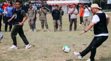 Jaga Sportivitas, Wako Alfin Ikuti Laga Sepak Bola