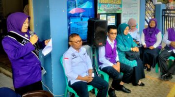 Ketua Pembina Posyandu Desa Aur Duri, Adek Rozalina
