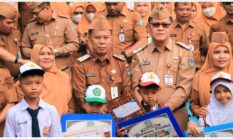 Pimpin Apel Gabungan, Sekda Alpian Tekankan Disiplin ASN dan Apresiasi Peserta Didik Berprestasi