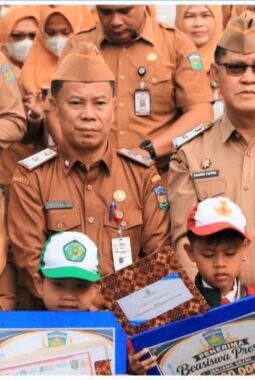 Pimpin Apel Gabungan, Sekda Alpian Tekankan Disiplin ASN dan Apresiasi Peserta Didik Berprestasi