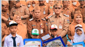 Pimpin Apel Gabungan, Sekda Alpian Tekankan Disiplin ASN dan Apresiasi Peserta Didik Berprestasi
